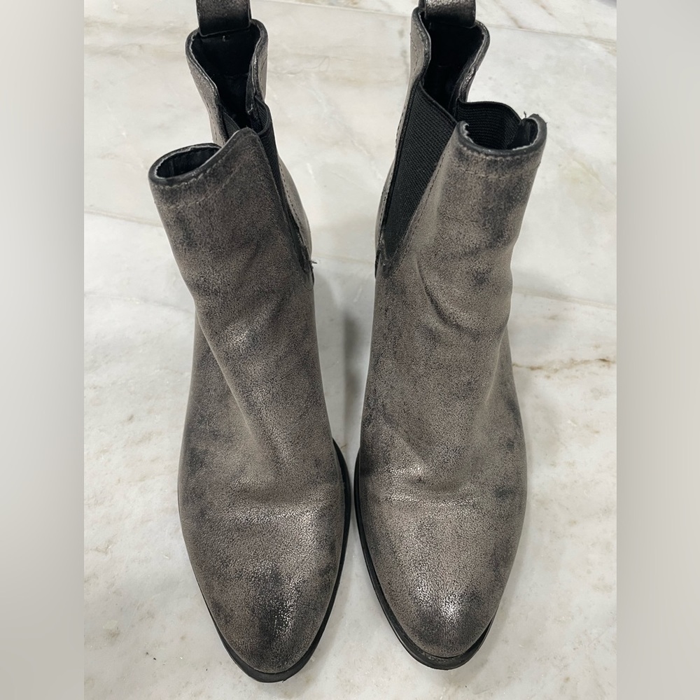 American eagle silver gray boots size 7, gently worn